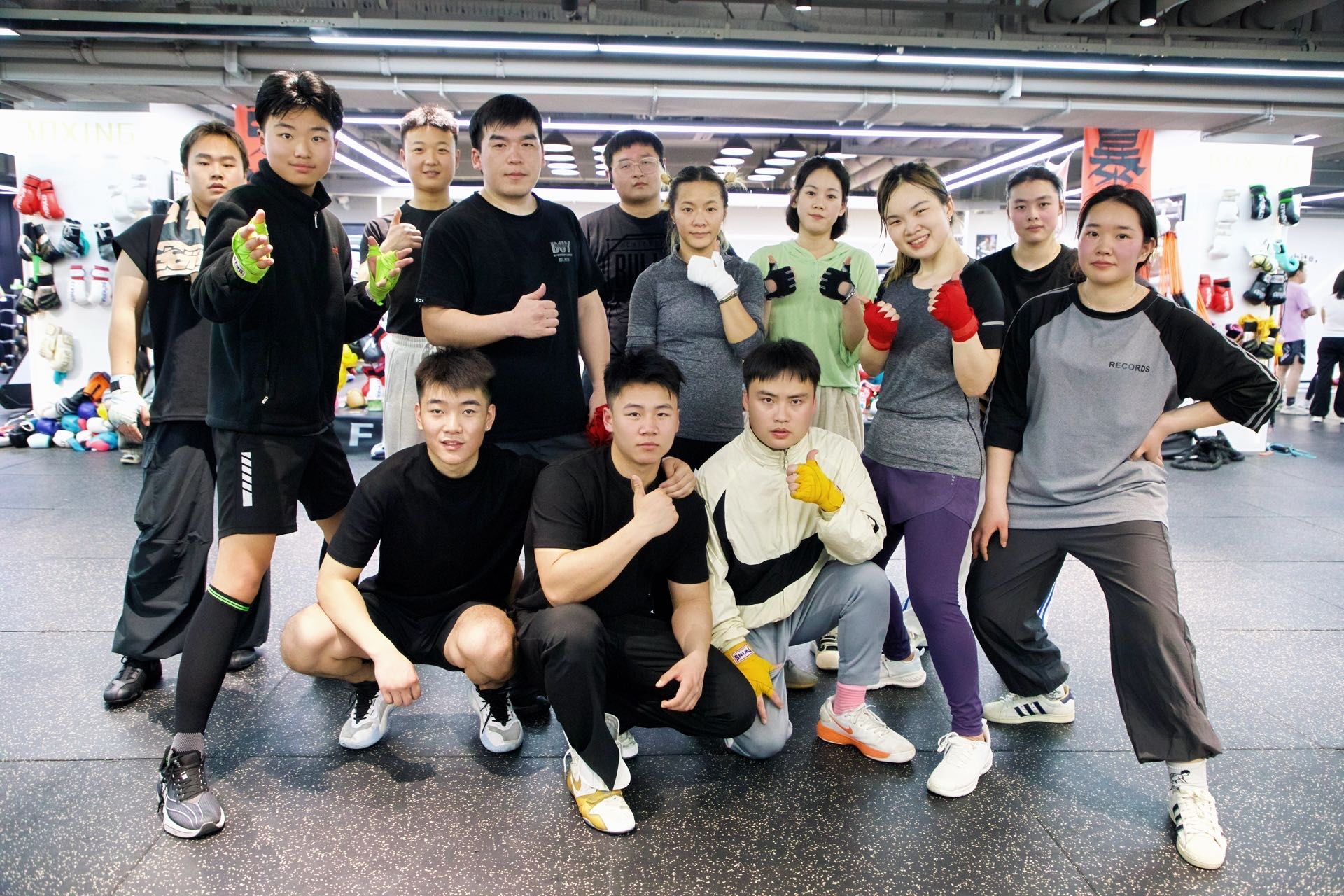 拳击季后赛上演强强对话，川蜀貔貅队鏖战粤西灰熊队，多点开花奏效；精神属性拉满的简单介绍-九游体育官网